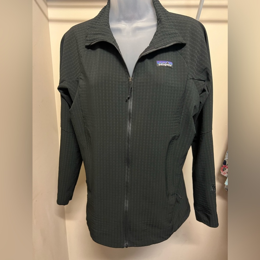 Patagonia Women’s lightweight black jacket; size medium